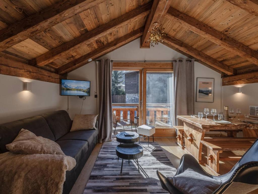 ein Wohnzimmer mit Sofa und Tisch in der Unterkunft Chalet de charme rénové, centre Morzine, 4 pers, proche remontées mécaniques, parking inclus - FR-1-754-38 in Morzine