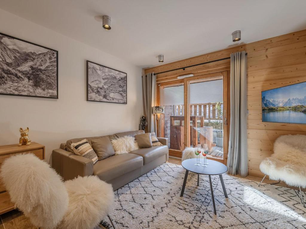 a living room with a couch and a table at Appartement moderne au pied des pistes avec parking, wifi à Morzine - FR-1-754-87 in Morzine