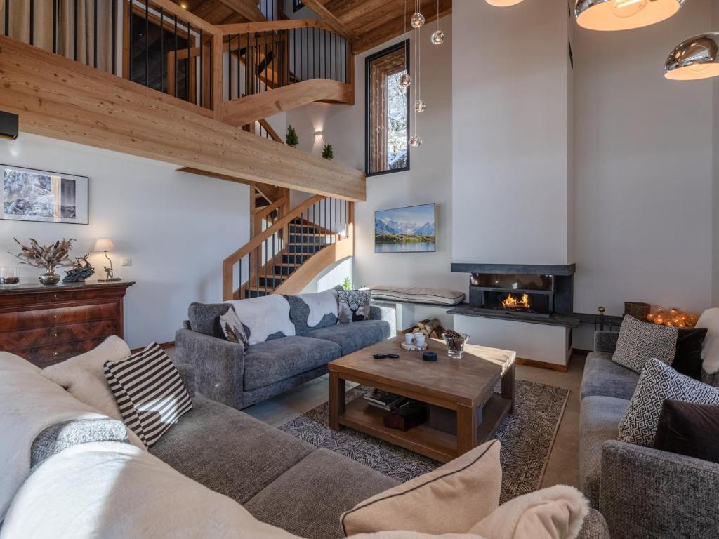 ein Wohnzimmer mit Sofa und Tisch in der Unterkunft Chalet moderne, 5 chambres, proche remontées, parking, Wi-Fi - FR-1-754-88 in Morzine