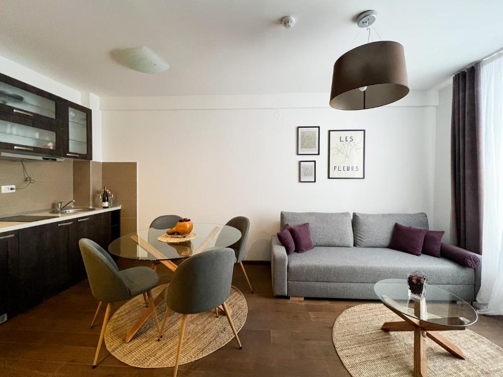 コパオニクにあるApartman Iva Kraljevi Čardaciのソファとテーブルのあるリビングルーム