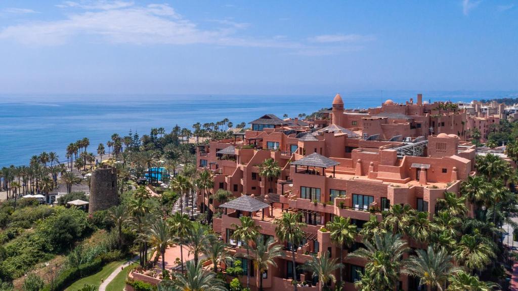 eine Luftaufnahme eines Resorts mit Palmen und dem Meer in der Unterkunft Hacienda del Mar member of Meliá Collection in Estepona