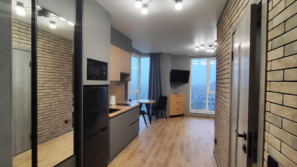 Μια τηλεόραση ή/και κέντρο ψυχαγωγίας στο Студія-люкс з панорамними вікнами - біля жд авто вокзала