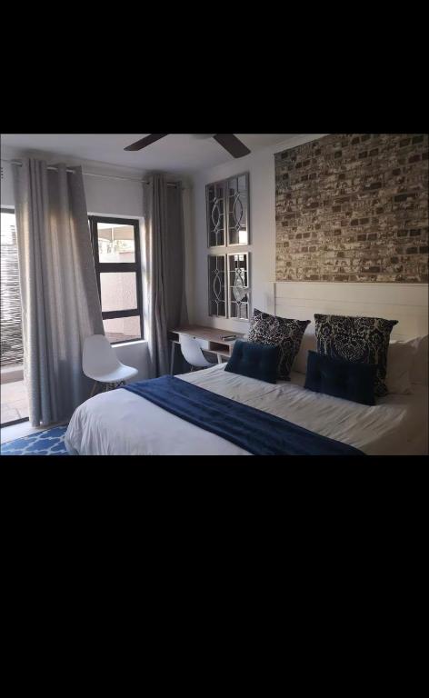 Giường trong phòng chung tại Soteria House