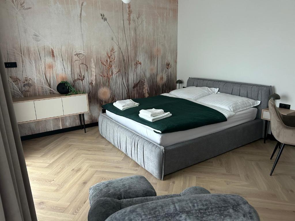 Un dormitorio con una cama y dos sillas. en Horizon Park Lux II, en Boszkowo-Letnisko