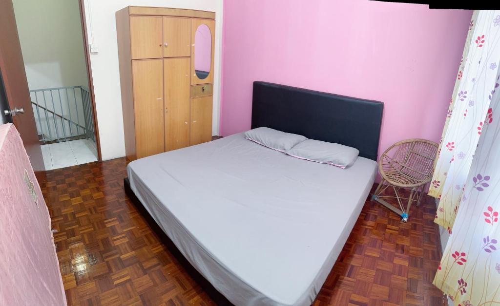 En eller flere senge i et værelse på Mahsuri Cottage-Daily or Monthly -Sibu Rejang Medical Center