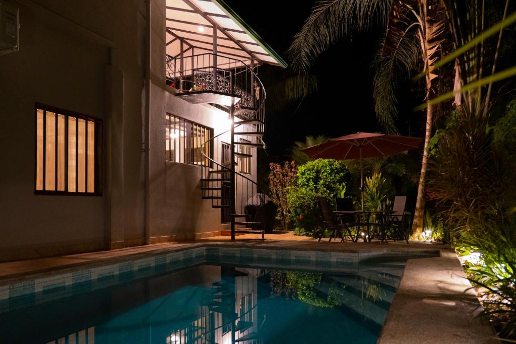 Πισίνα στο ή κοντά στο Rustic Tropical Retreat With Pool & Garden Ojochal