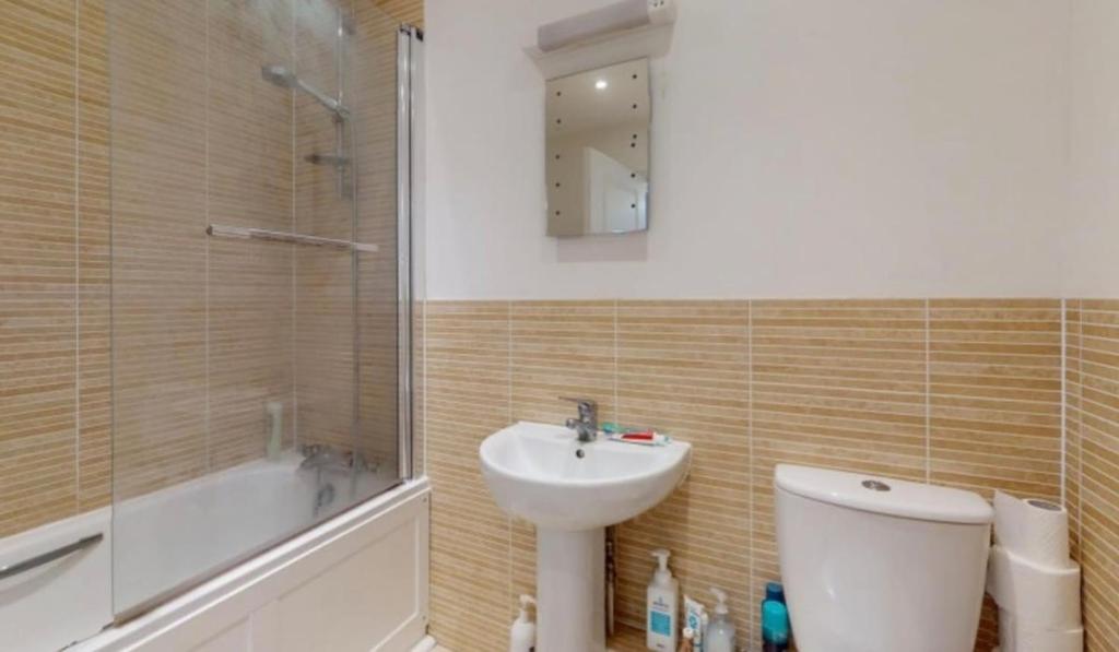 ein Badezimmer mit Waschbecken, Toilette und Dusche in der Unterkunft Coastal Oasis - Large Family Home in Portland