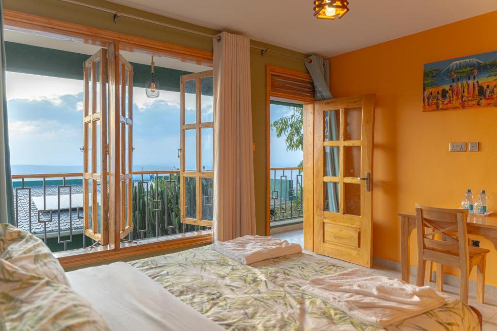 Una habitación con cama y vistas al océano. en Mua Hills Tented Camp, en Katelembu