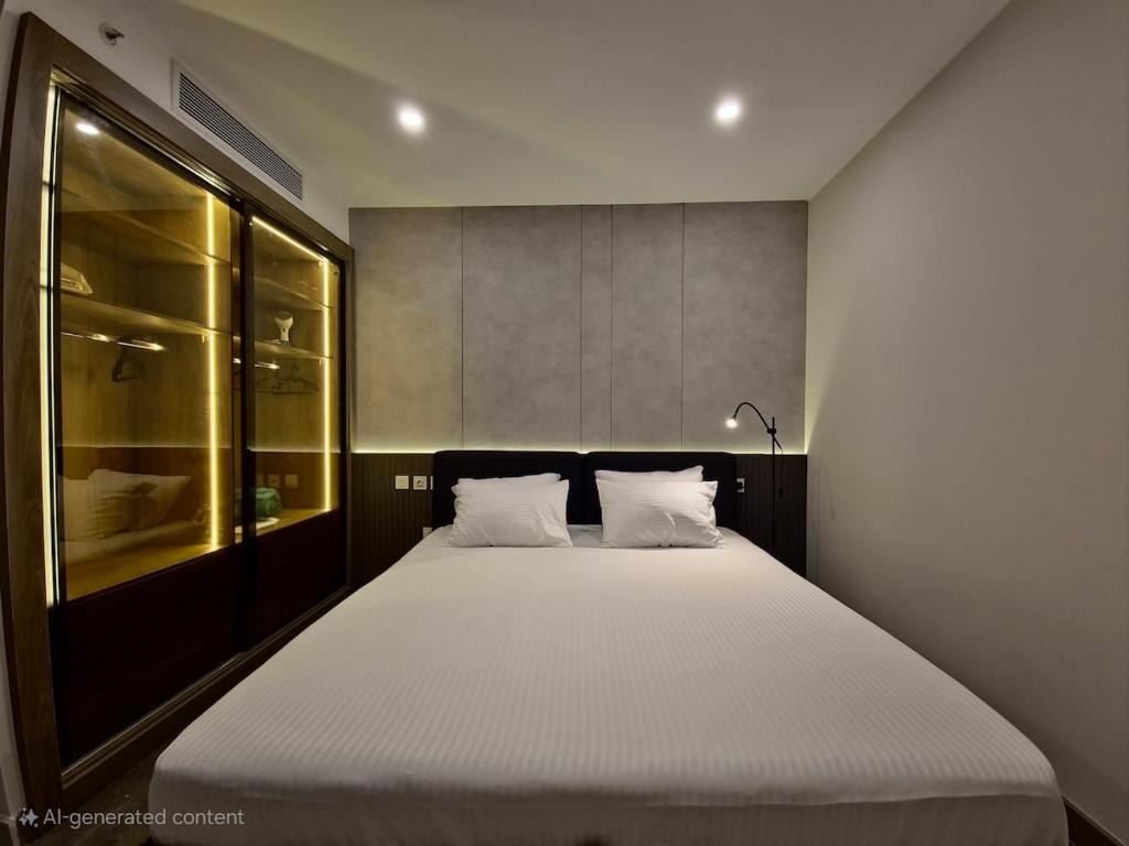 een slaapkamer met een groot bed met witte lakens bij Modern ZED Apartment Near Pyramids, ZED Park, GEM in Sheikh Zayed