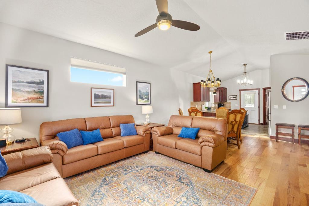 Posezení v ubytování Gated Retreat, Sleeps 8, Professional Kitchen, Fireplace, DreamCloud Mattresses