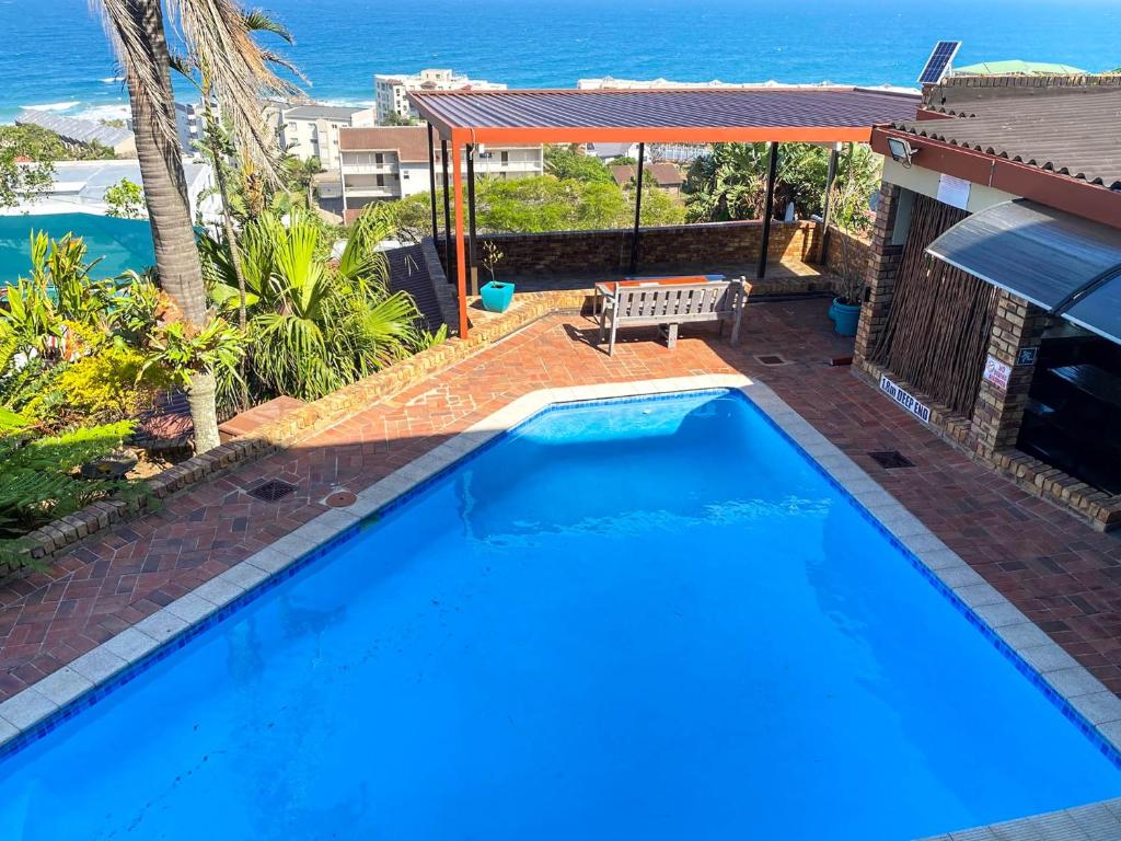 een zwembad met uitzicht op de oceaan bij The Albatros Guesthouse in Margate