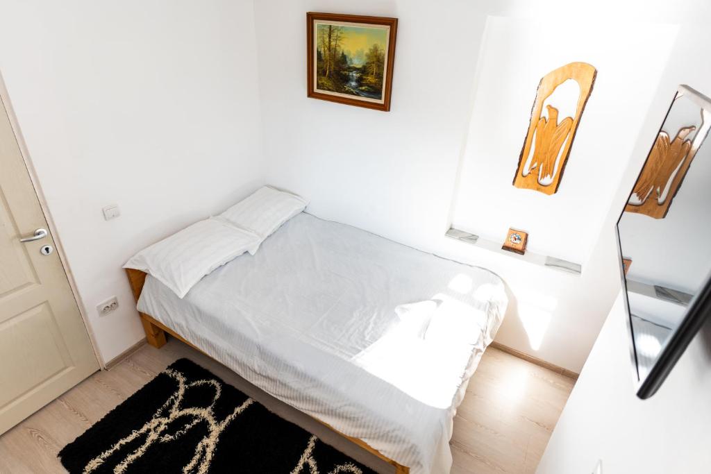 a small bedroom with a bed and a mirror at Panoramic Belis Fantanele in Beliş