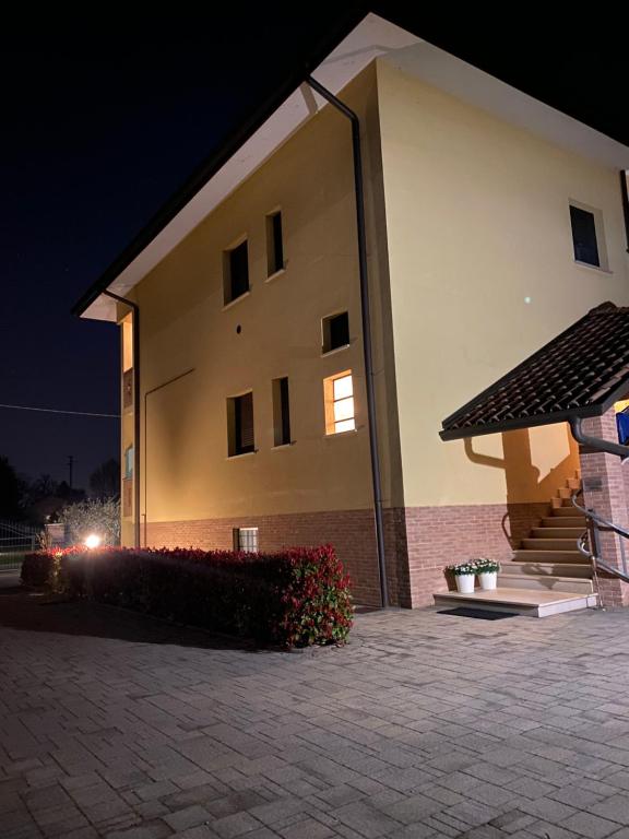a building at night with a brick patio at Residence Cà Mazzini in San Giorgio Di Mantova