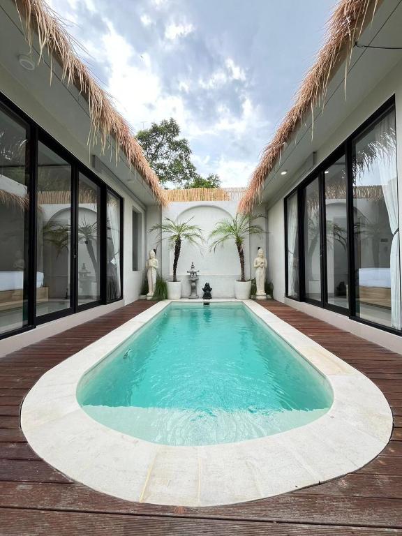 una piscina al centro di una casa di Ametys 1 Villa - Cozy 2BR Villa with Private Pool & Prime Seminyak a Seminyak