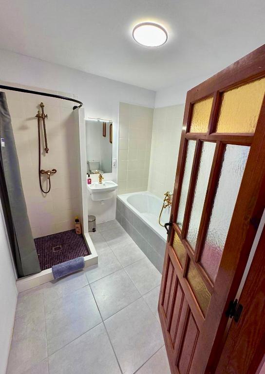 Oliva Courtyard Guesthouse - Deluxe Double Room With Bath
