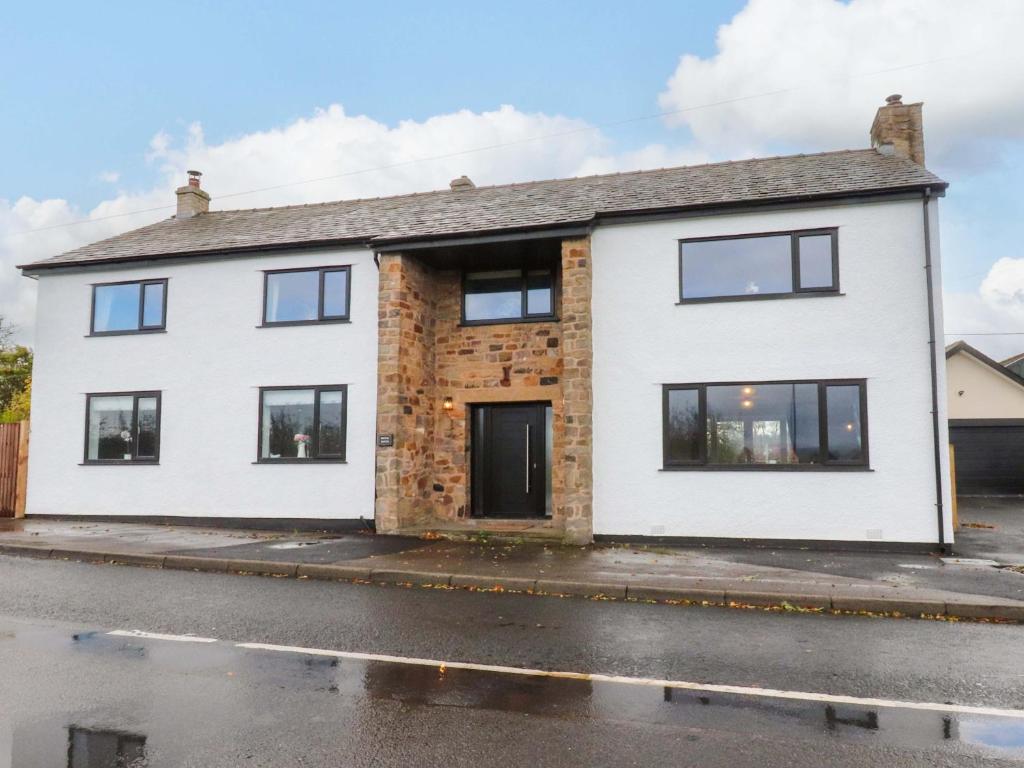 InskipにあるBrook Houseの通りの黒窓白家