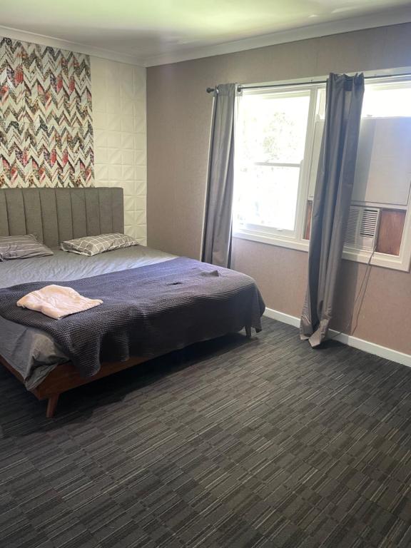 Ένα ή περισσότερα κρεβάτια σε δωμάτιο στο Budget Accommodation Entire house