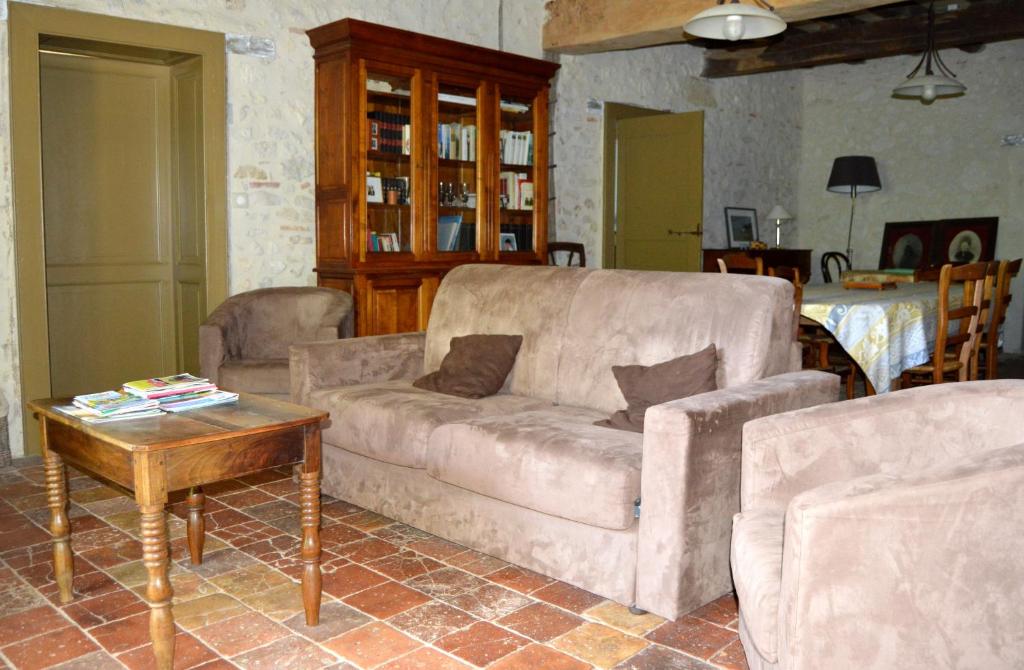 a living room with a couch and a table at Gite Rural de Caractere in Guérin