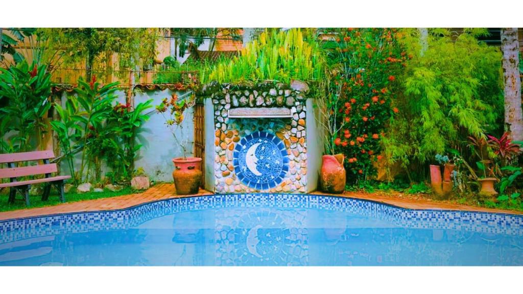 Bazén v ubytování Lua Chalés nebo v jeho okolí