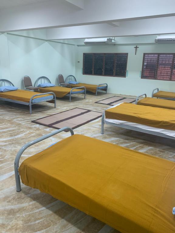 een kamer met meerdere bedden en een krijtbord bij Agnes Haven in Ban Khlong Haeng