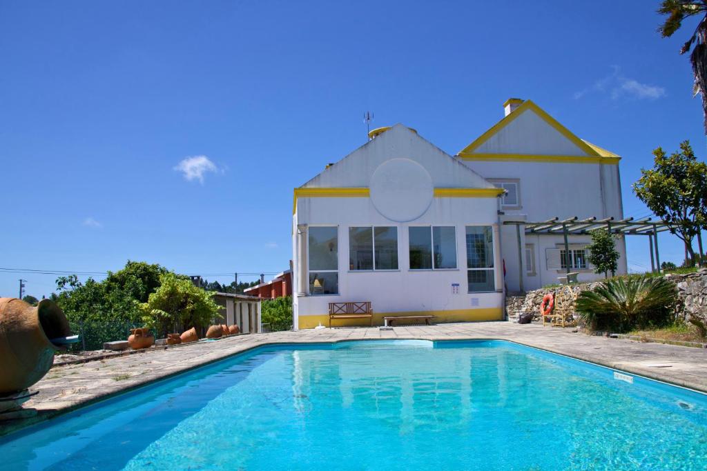 una piscina frente a una casa en Casa do Sol Conscious Coliving, en Óbidos