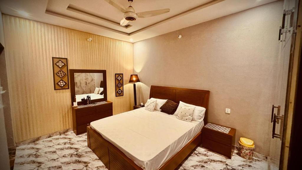 Ένα ή περισσότερα κρεβάτια σε δωμάτιο στο The Serene stays