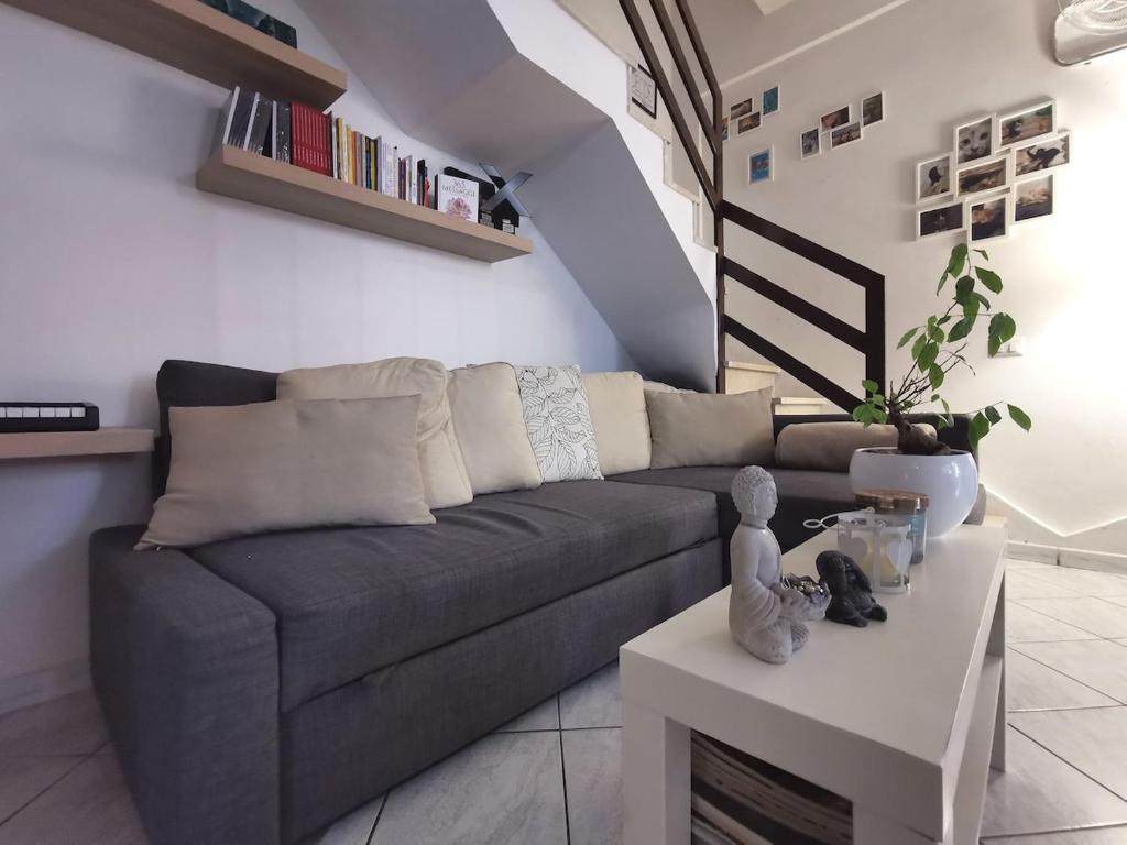a living room with a couch and a table at Mare, Roma e Aeroporto - Tutto a portata di mano in Fregene