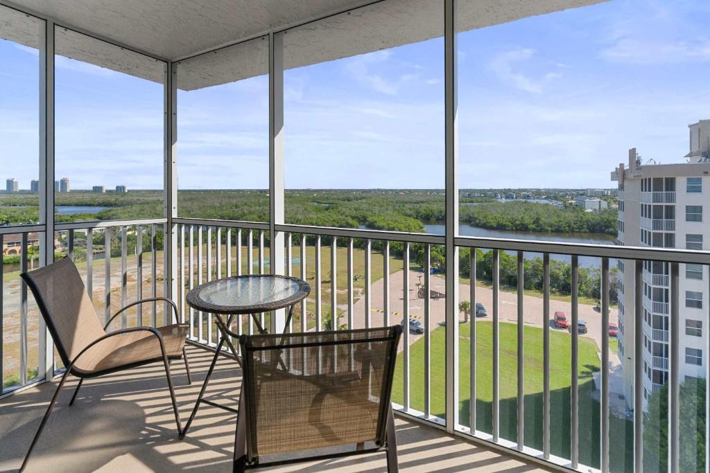 een balkon met een tafel en stoelen en uitzicht bij Penthouse On The Bay 4002 in Bonita Springs