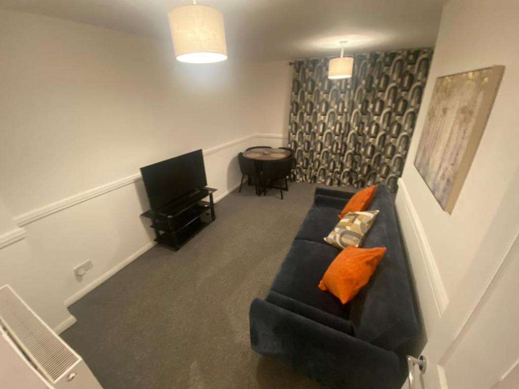 un salon avec un canapé et une télévision dans l'établissement Home in Ty Canol, Cwmbran, à Cwmbrân