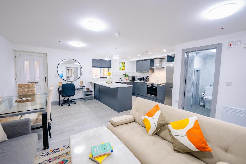 Kuchyň nebo kuchyňský kout v ubytování 2 Bedroom 2 Bathroom Luxury Apartment - Fast WiFi & Free Parking