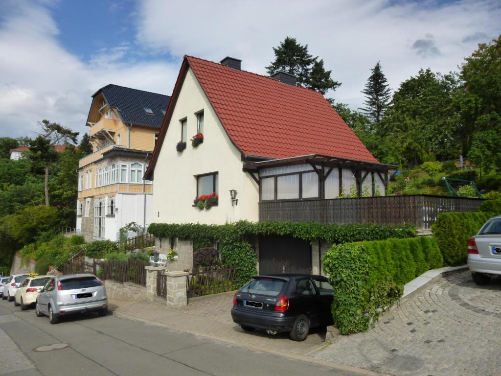 ein großes weißes Haus mit rotem Dach in der Unterkunft FeWo Wernigerode in Wernigerode
