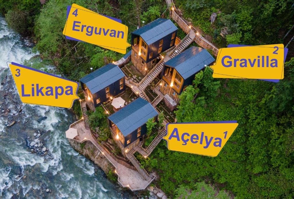 een luchtzicht op een huis aan het water bij Saffire Doğa Evleri in Güneyköy