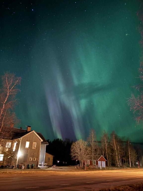 斯韦格Linsell的天空中极光的夜间图像