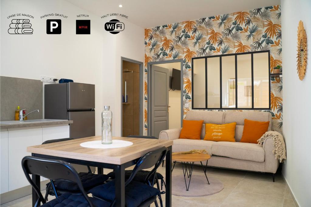 a kitchen and living room with a table and a couch at Emplacement idéal Mer et Randonnées dans L'Esterel in Bagnols-en-Forêt