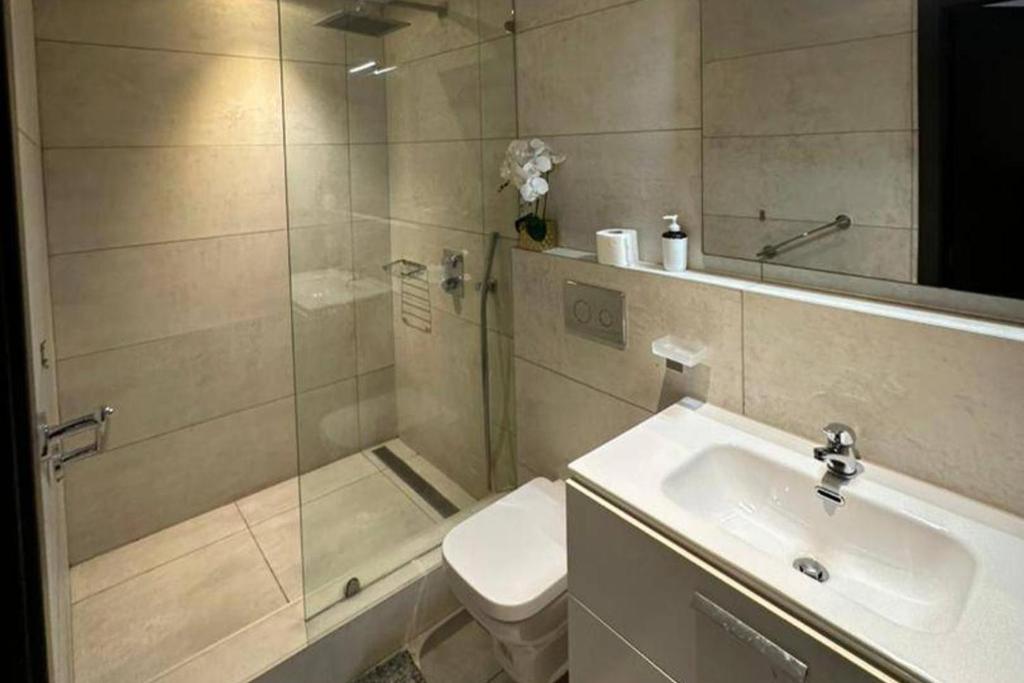 Ένα μπάνιο στο 2 Bed Flat - Sleeps 4 - Parking - Wifi