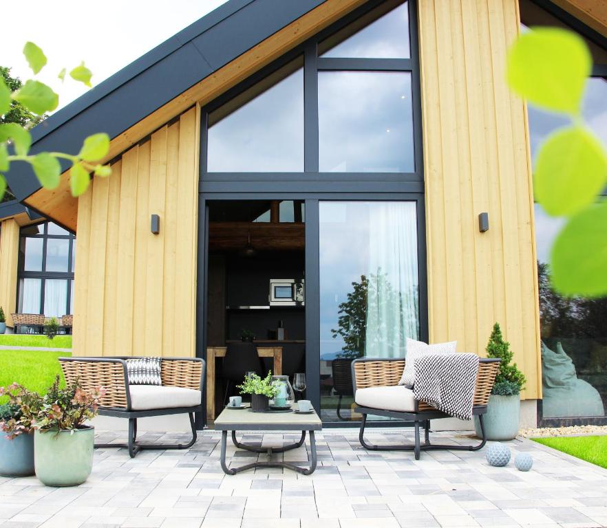 鲁多尔施塔特Ferienhäuser Saalemaxx的有两把椅子和一张桌子的露台