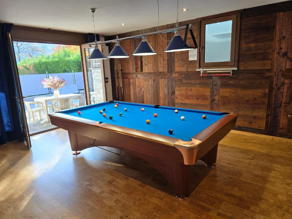 een pooltafel met ballen in een kamer bij Appartamento con Biliardo Privato Patio e Parcheggio Aosta in Aosta