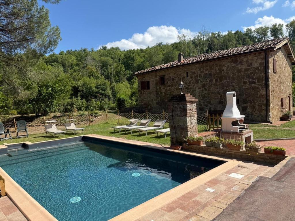 Bazén v ubytování La Fornace di Tremoleto nebo v jeho okolí