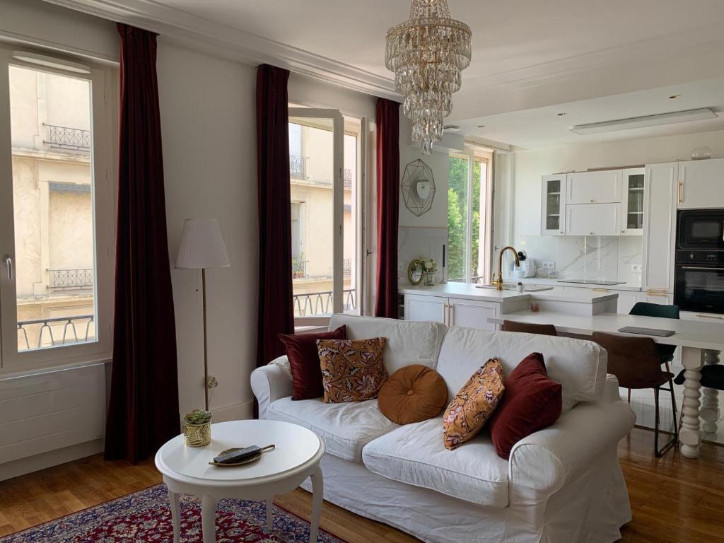 a living room with a white couch and a table at Appartement Vu Rhône - Vienne Centre in Vienne