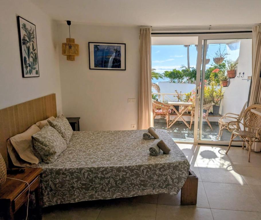 een slaapkamer met een bed en uitzicht op de oceaan bij Modern & Spacious Studio Isla, Puerto Del Carmen in Tías