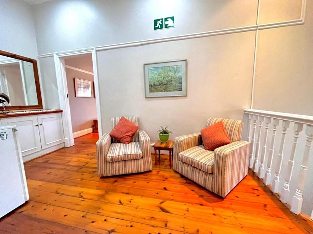 Χώρος καθιστικού στο Kardinal guesthouse on 44 St Phillips street