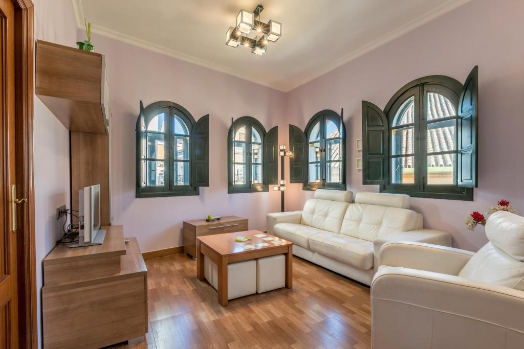 a living room with a couch and a table at Belle Pop in Seville