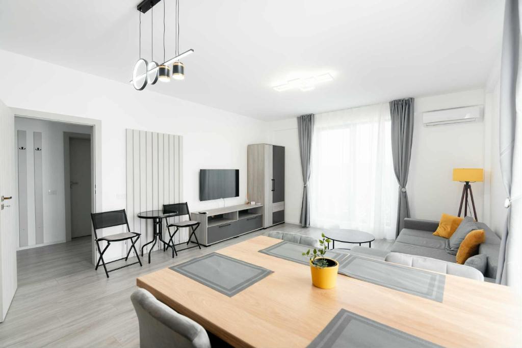 a living room with a couch and a table at Hori Residence - Confort și Stil în Băile Felix in Cordău