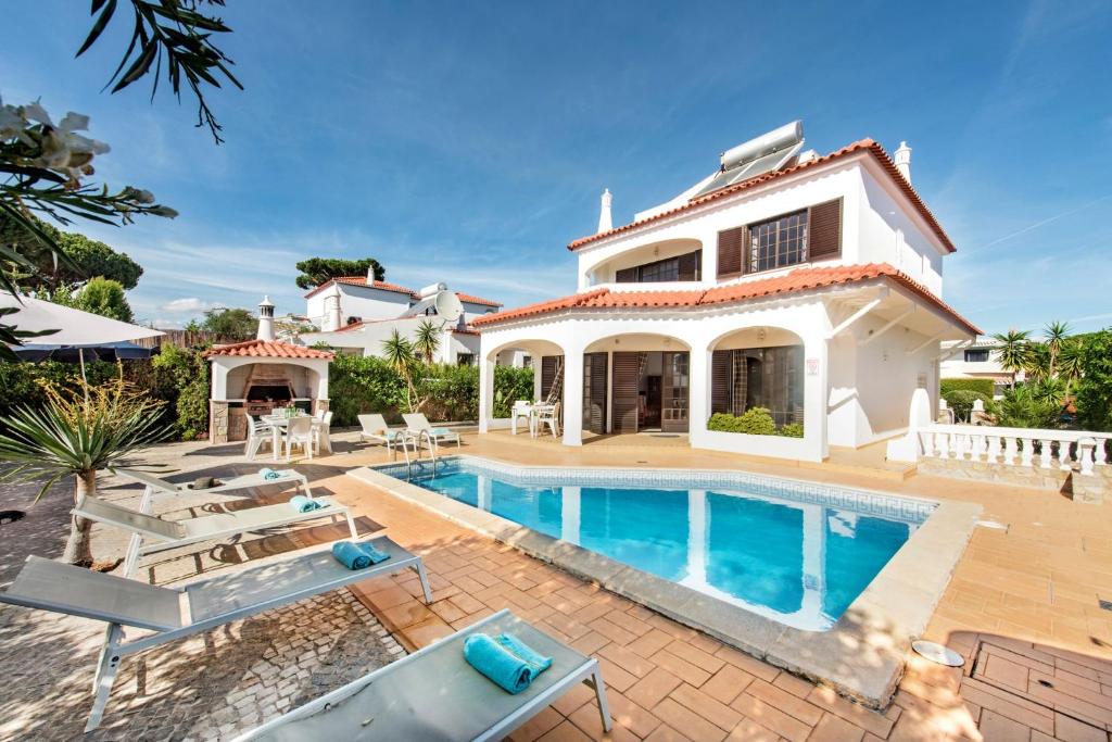 Spacious 4 bedroom villa, private pool, free air conditioning and wifi