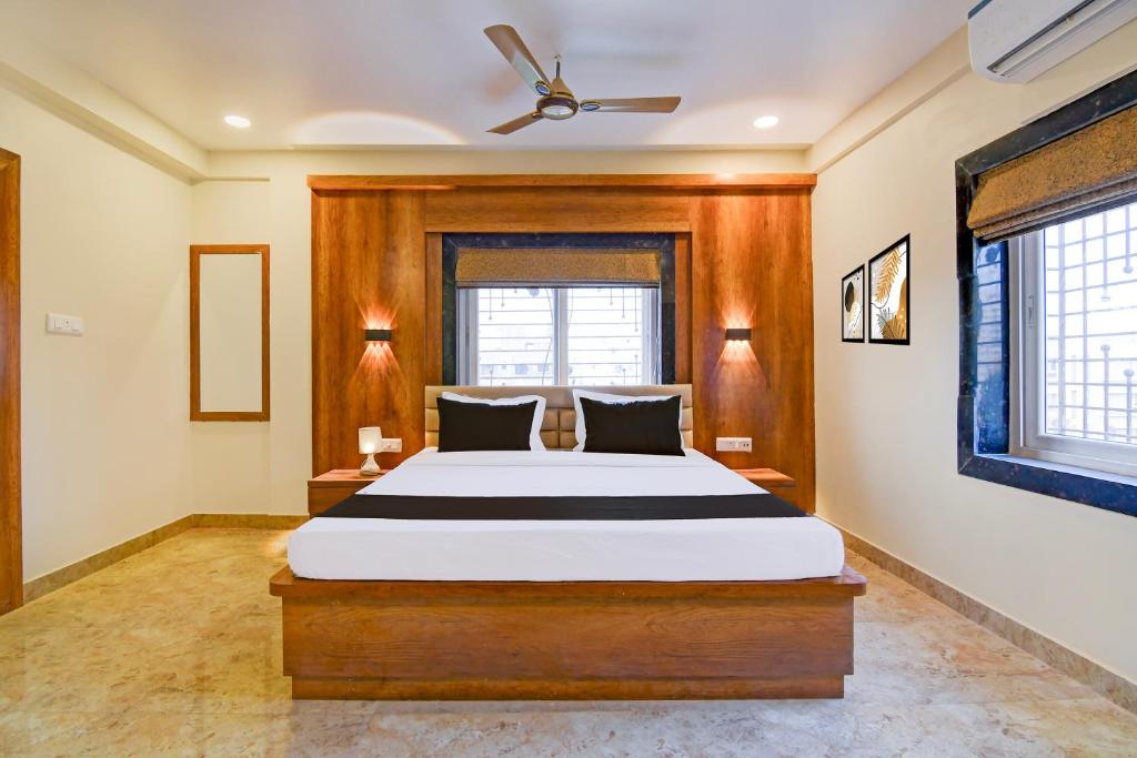 un dormitorio con una cama grande en una habitación en Super Hotel O SHANTINIKETAN, en Calcuta