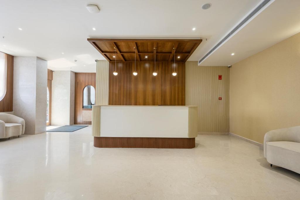 eine Lobby mit Rezeption in einem Gebäude in der Unterkunft Monday Premium Madhapur in Hyderabad
