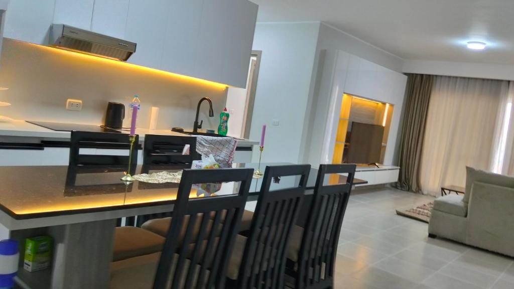 a kitchen and dining room with a table and chairs at كابيلا شرم الشيخ جنوب سيناء in Sharm El Sheikh