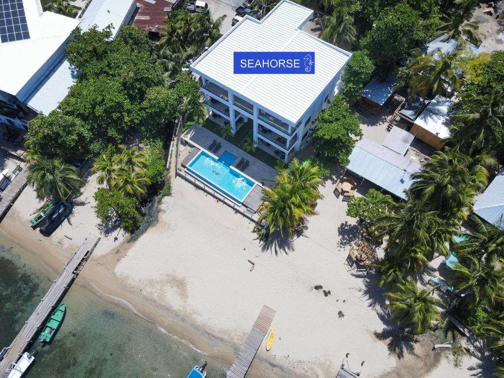 Bazén v ubytování Seahorse Escape-apartment #1 condo nebo v jeho okolí