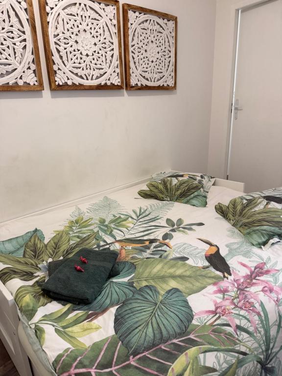 ein Bett mit einer Decke darauf und Pflanzen darauf in der Unterkunft Studio design hypercentre Gare & espresso offert in Castelnaudary