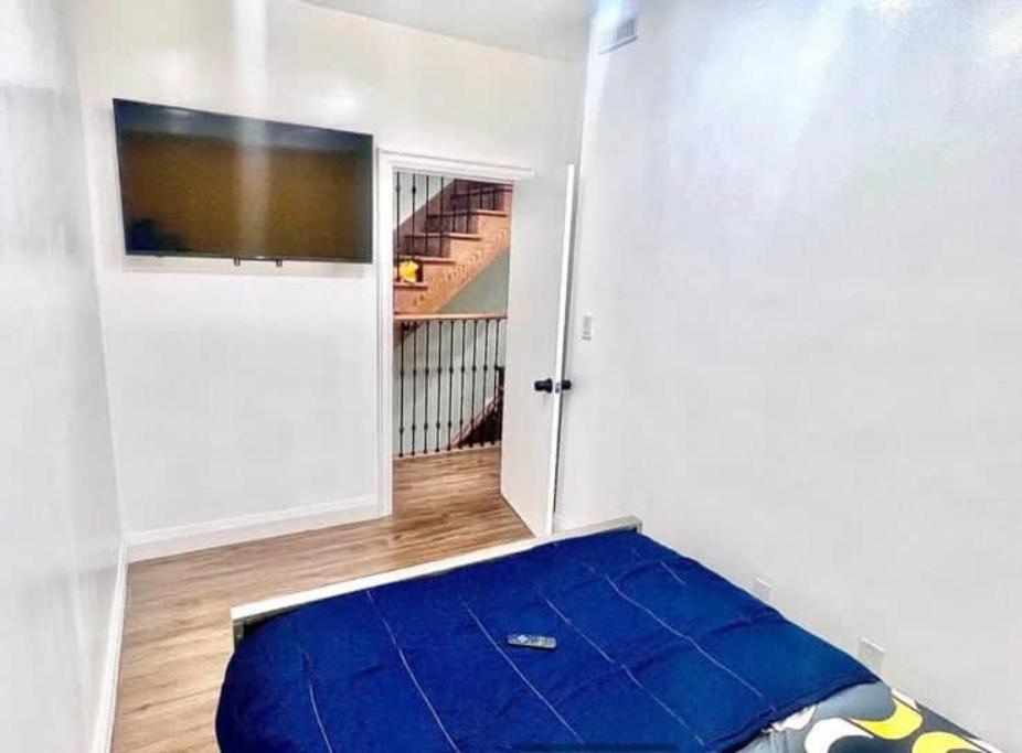 een kamer met een groot blauw bed in een kamer bij Private Room In Cambridge B8UP in Cambridge